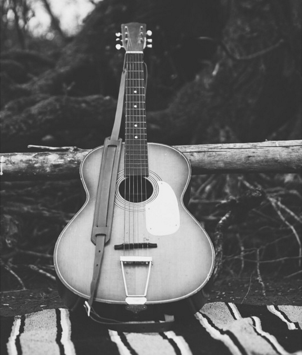 Old guitar strap, vintage guitar strap, classic guitar strap, leather guitar strap, leather strap, inspired by the early days of Rock ’n’ Roll, this classic style of leather guitar strap was worn by the likes of Chuck Berry, Elvis Presley, and The Beatles. It’s still used today by many of our favorite musicians on both acoustic and electric guitars.