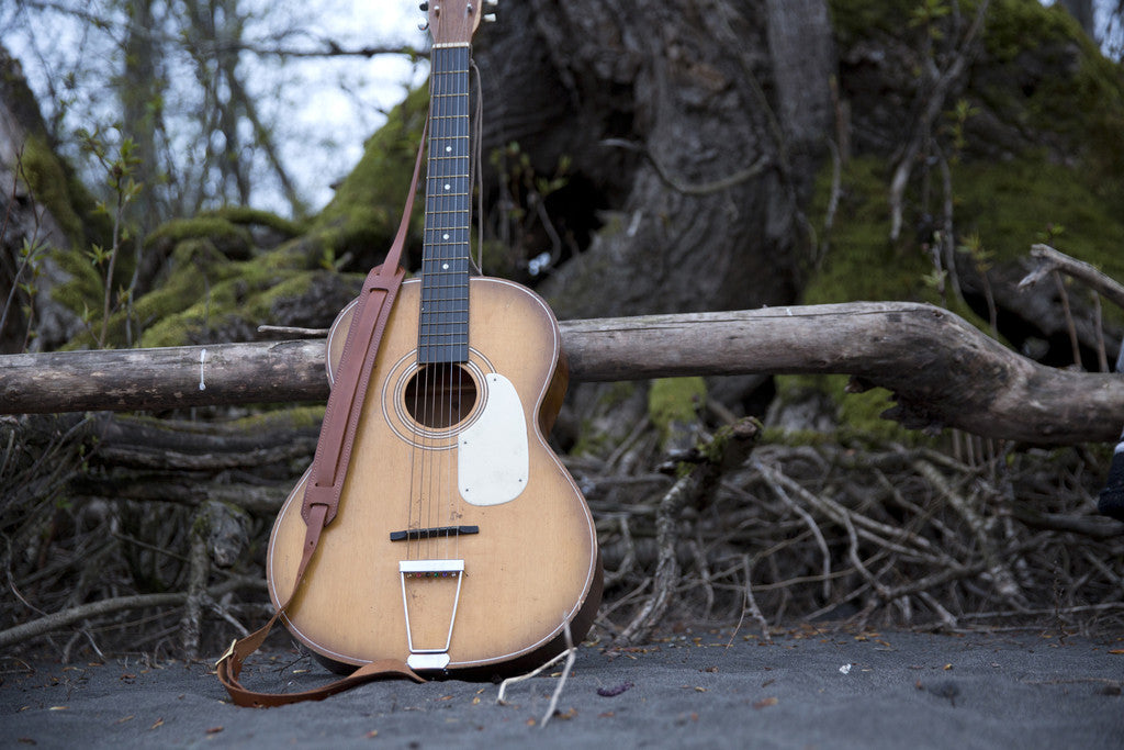 Old guitar strap, vintage guitar strap, classic guitar strap, leather guitar strap, leather strap, inspired by the early days of Rock ’n’ Roll, this classic style of leather guitar strap was worn by the likes of Chuck Berry, Elvis Presley, and The Beatles. It’s still used today by many of our favorite musicians on both acoustic and electric guitars.