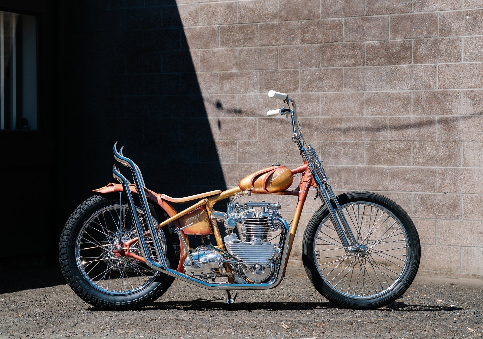 パーレー　ワンドロップ Golden Hour: 1951 Triumph Born Free Show Bike - Red Clouds
